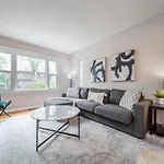 6 Bed Chic Stylish Home - 5 Mins To U Of A & Whyte Ave - Fast Wi-Fi - Free Parking & Netflix