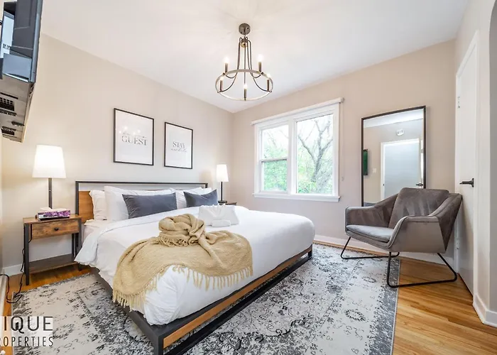 6 Bed Chic Stylish Home - 5 Mins To U Of A & Whyte Ave - Fast Wi-Fi - Free Parking & Netflix