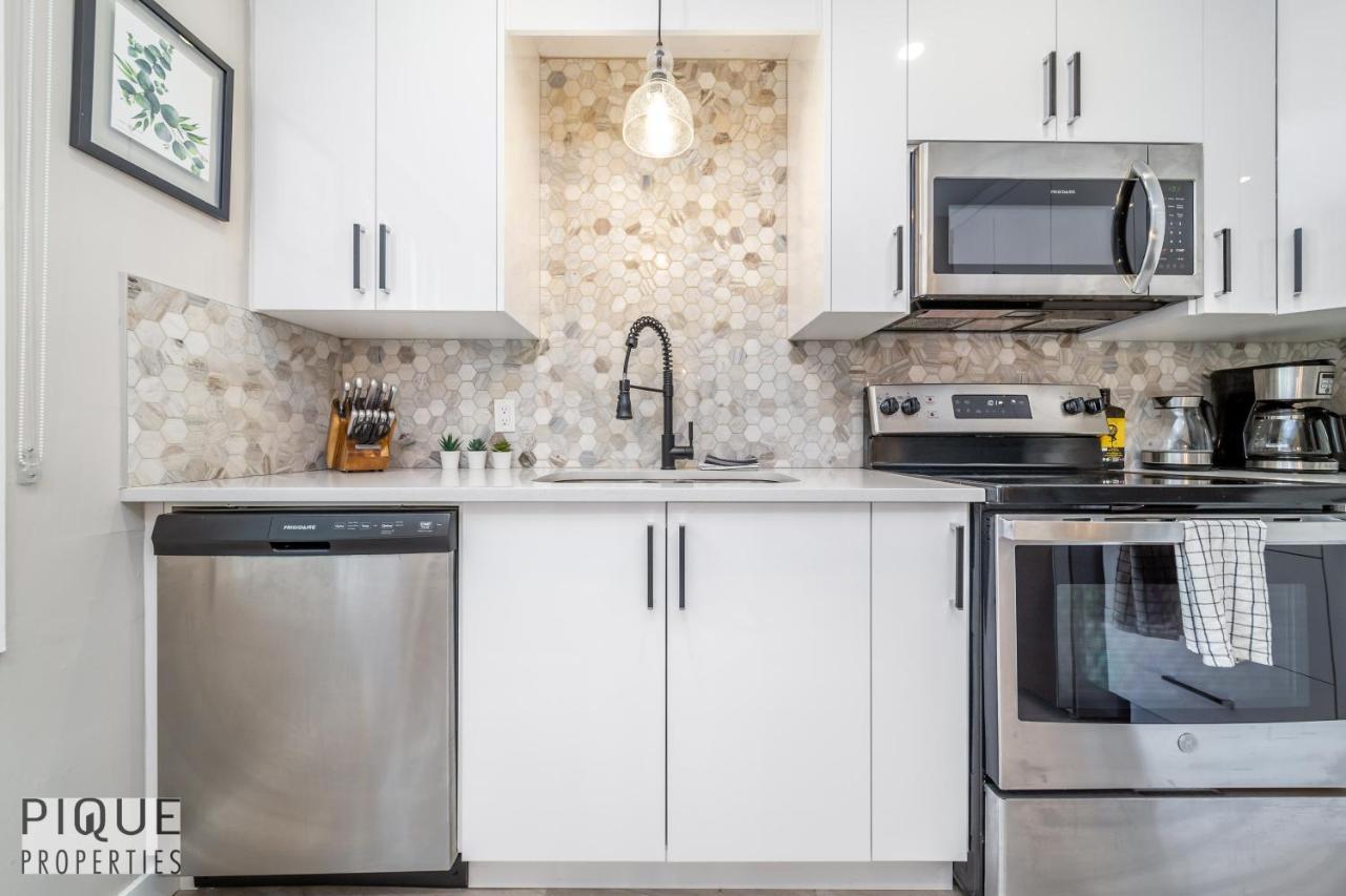 6 Bed Chic Stylish - 5 Mins To U Of A & Whyte Ave - Fast Wi-fi - Free Parking & Netflix Holiday home