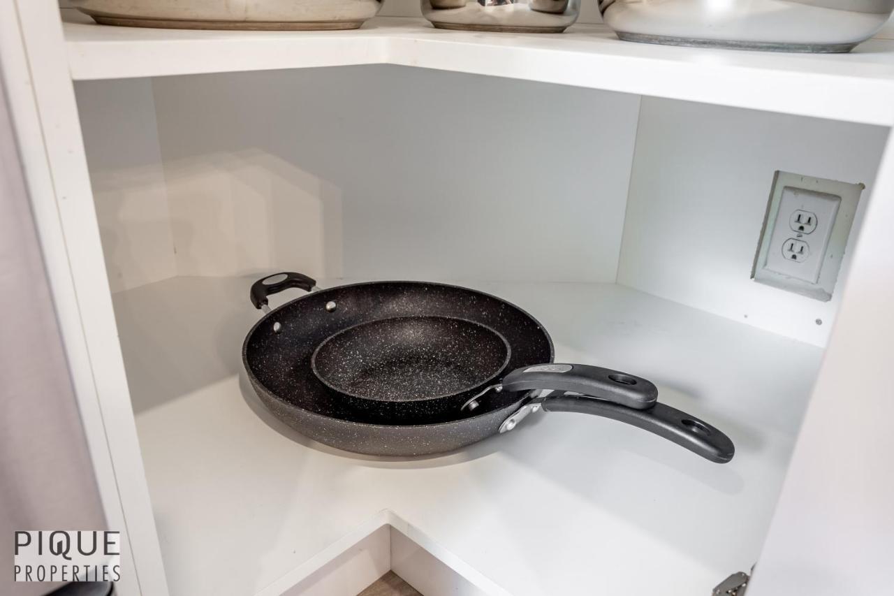 6 Bed Chic Stylish - 5 Mins To U Of A & Whyte Ave - Fast Wi-fi - Free Parking & Netflix Edmonton