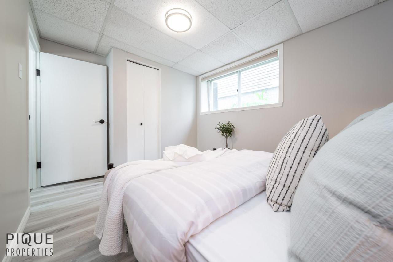 Holiday home 6 Bed Chic Stylish - 5 Mins To U Of A & Whyte Ave - Fast Wi-fi - Free Parking & Netflix Edmonton