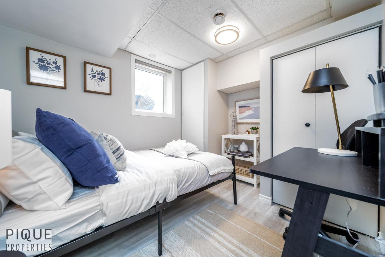 6 Bed Chic Stylish - 5 Mins To U Of A & Whyte Ave - Fast Wi-fi - Free Parking & Netflix Holiday home *