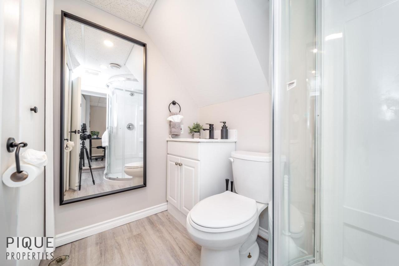 Holiday home 6 Bed Chic Stylish - 5 Mins To U Of A & Whyte Ave - Fast Wi-fi - Free Parking & Netflix