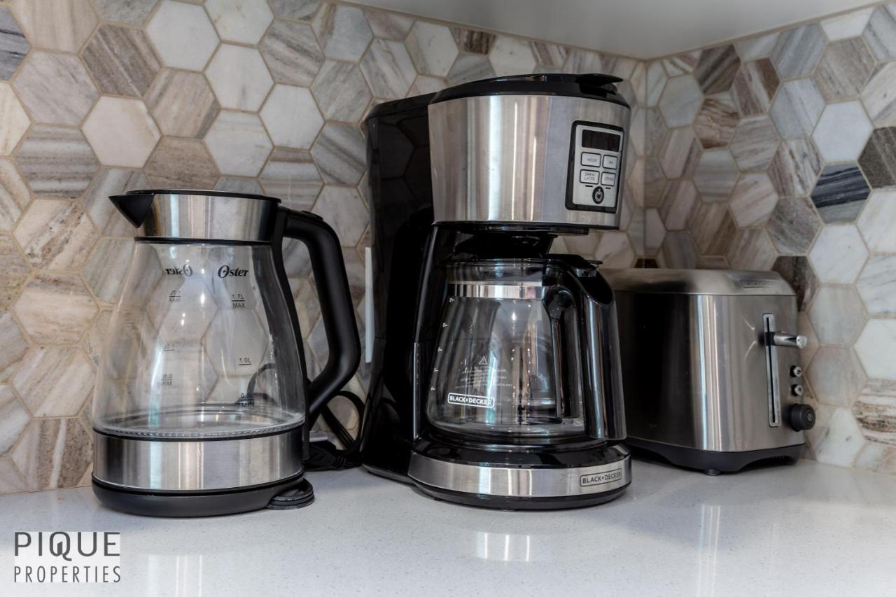 6 Bed Chic Stylish - 5 Mins To U Of A & Whyte Ave - Fast Wi-fi - Free Parking & Netflix