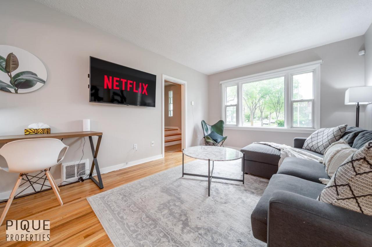 Holiday home 6 Bed Chic Stylish - 5 Mins To U Of A & Whyte Ave - Fast Wi-fi - Free Parking & Netflix *