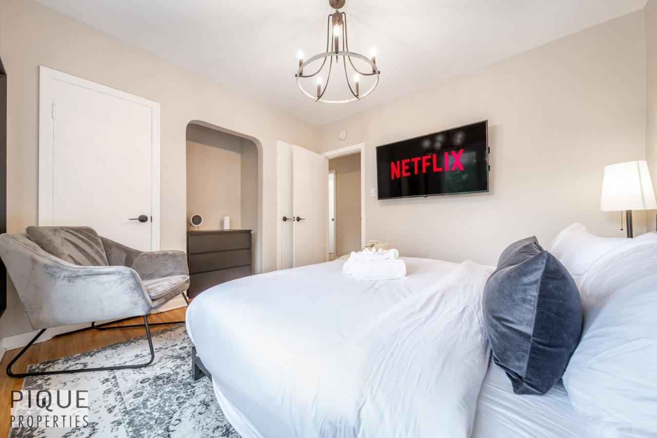 Holiday home 6 Bed Chic Stylish - 5 Mins To U Of A & Whyte Ave - Fast Wi-fi - Free Parking & Netflix