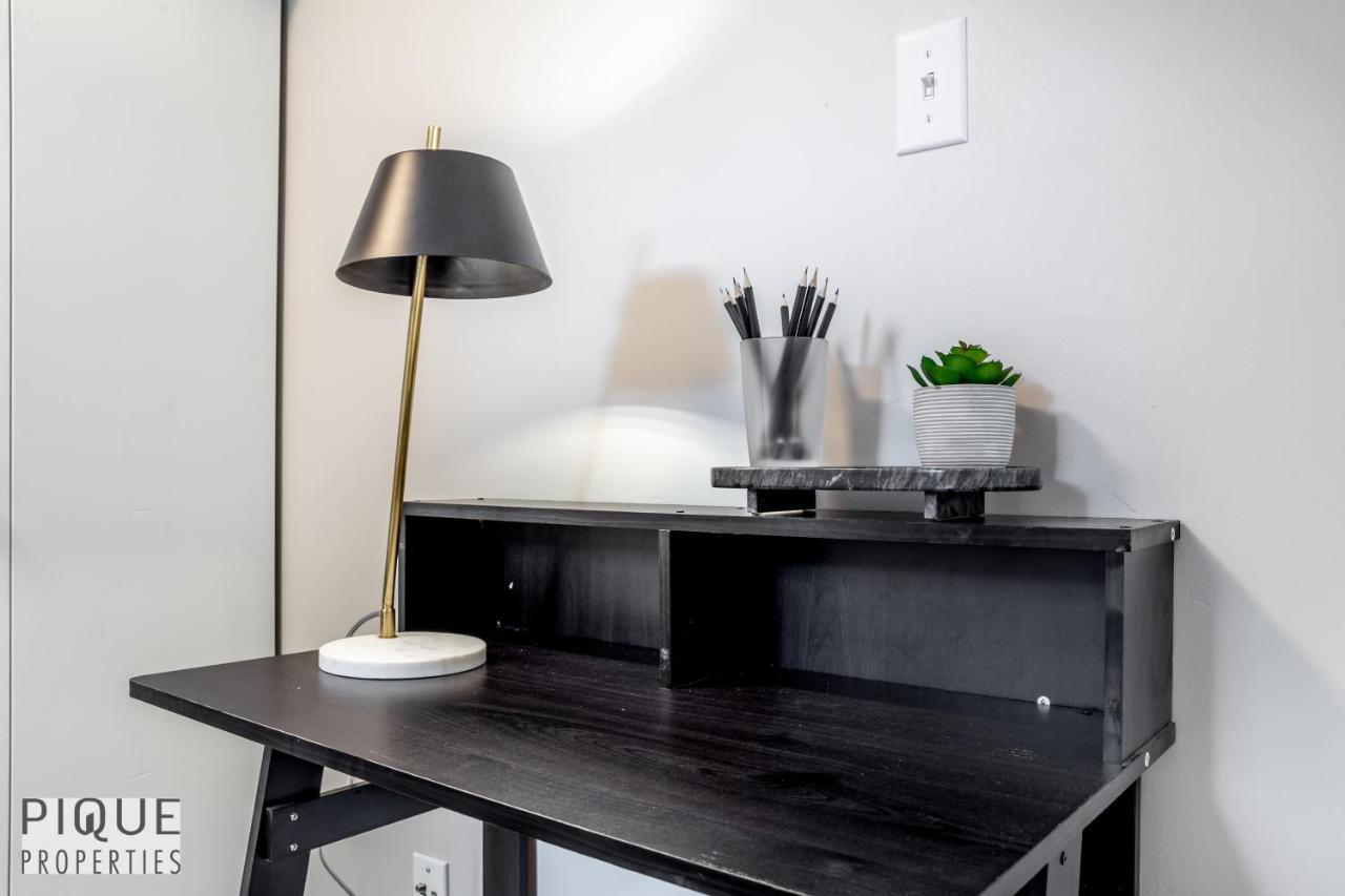 Holiday home 6 Bed Chic Stylish - 5 Mins To U Of A & Whyte Ave - Fast Wi-fi - Free Parking & Netflix Edmonton