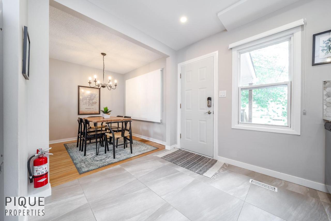 6 Bed Chic Stylish - 5 Mins To U Of A & Whyte Ave - Fast Wi-fi - Free Parking & Netflix *