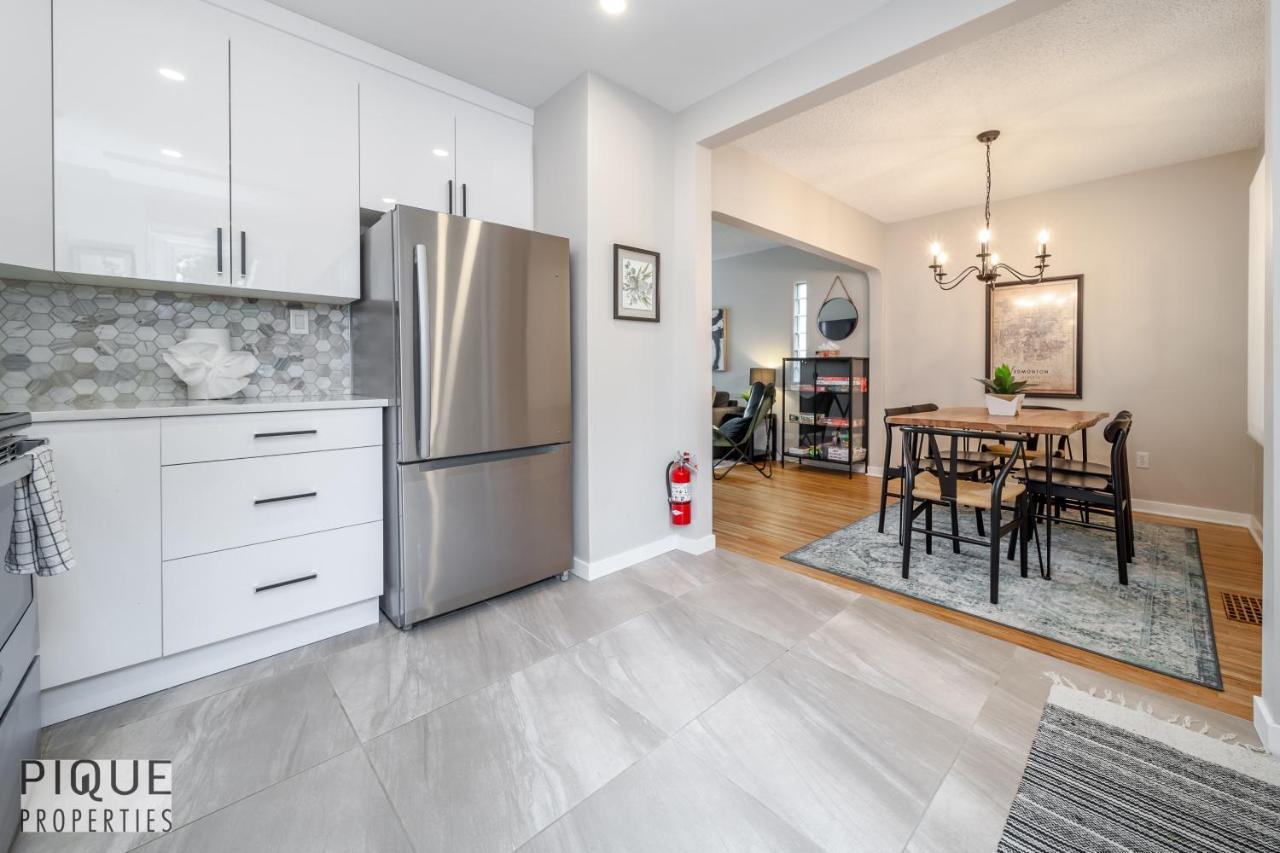 Holiday home 6 Bed Chic Stylish - 5 Mins To U Of A & Whyte Ave - Fast Wi-fi - Free Parking & Netflix *