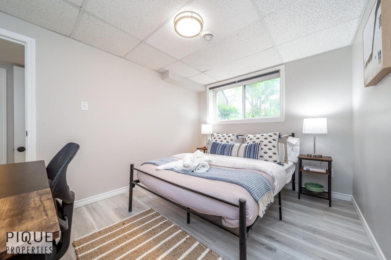 Holiday home 6 Bed Chic Stylish - 5 Mins To U Of A & Whyte Ave - Fast Wi-fi - Free Parking & Netflix *