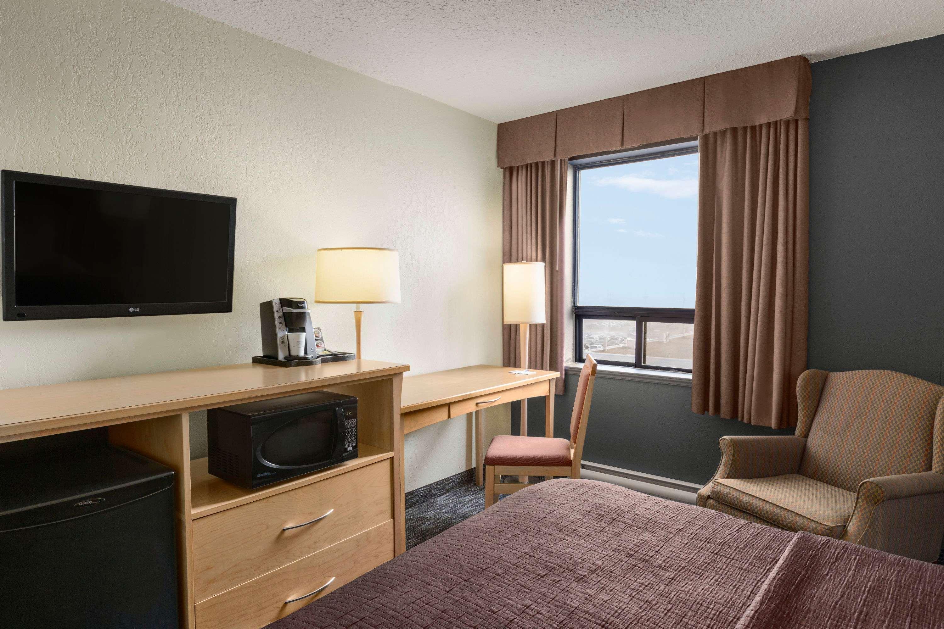 Travelodge By Wyndham West Hotel Edmonton