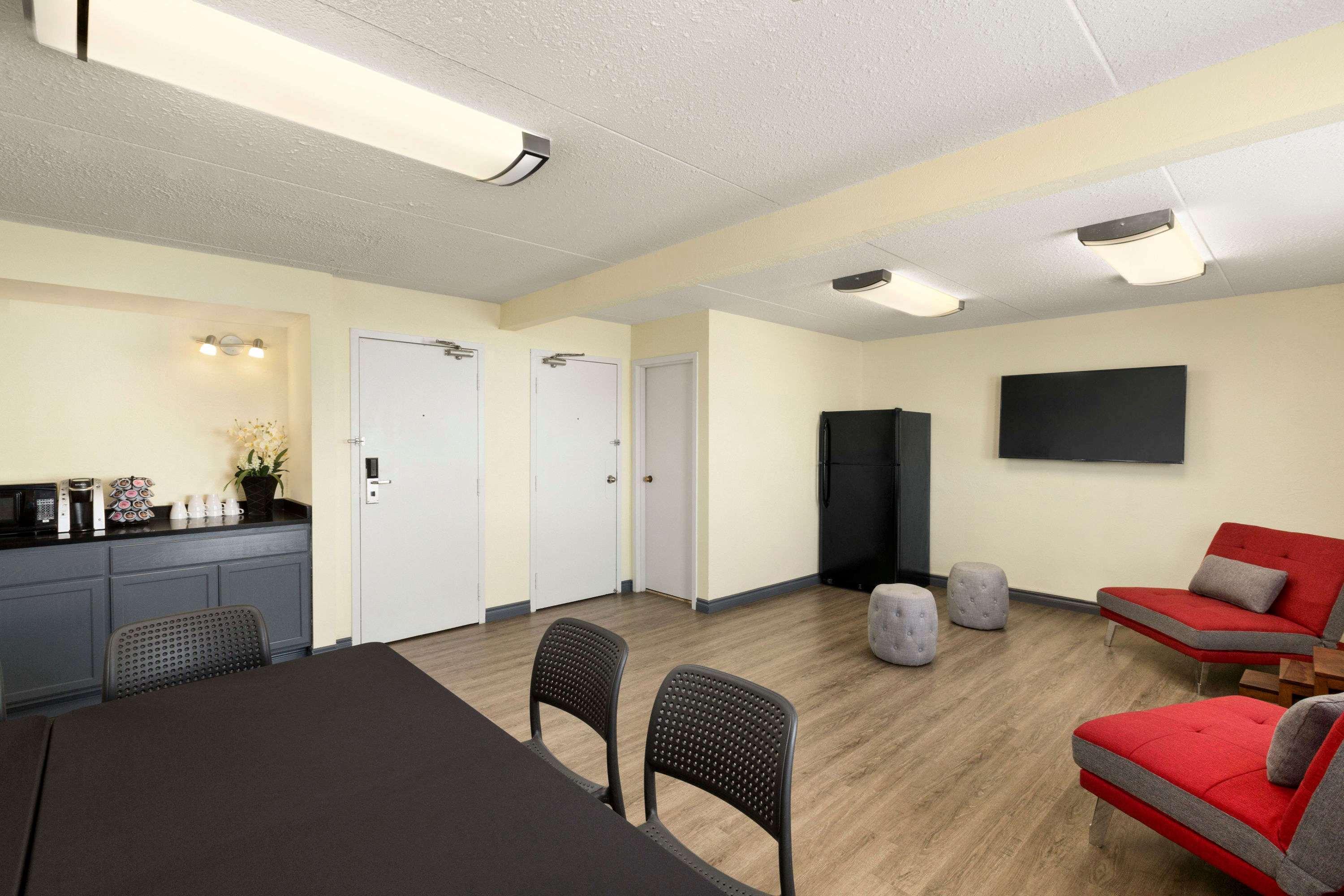 Hotel Travelodge By Wyndham West 2*