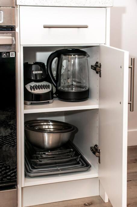 Cozy Nordic Utopia, Bsmt Near Wem & Dt, King Bed, Wifi * Edmonton