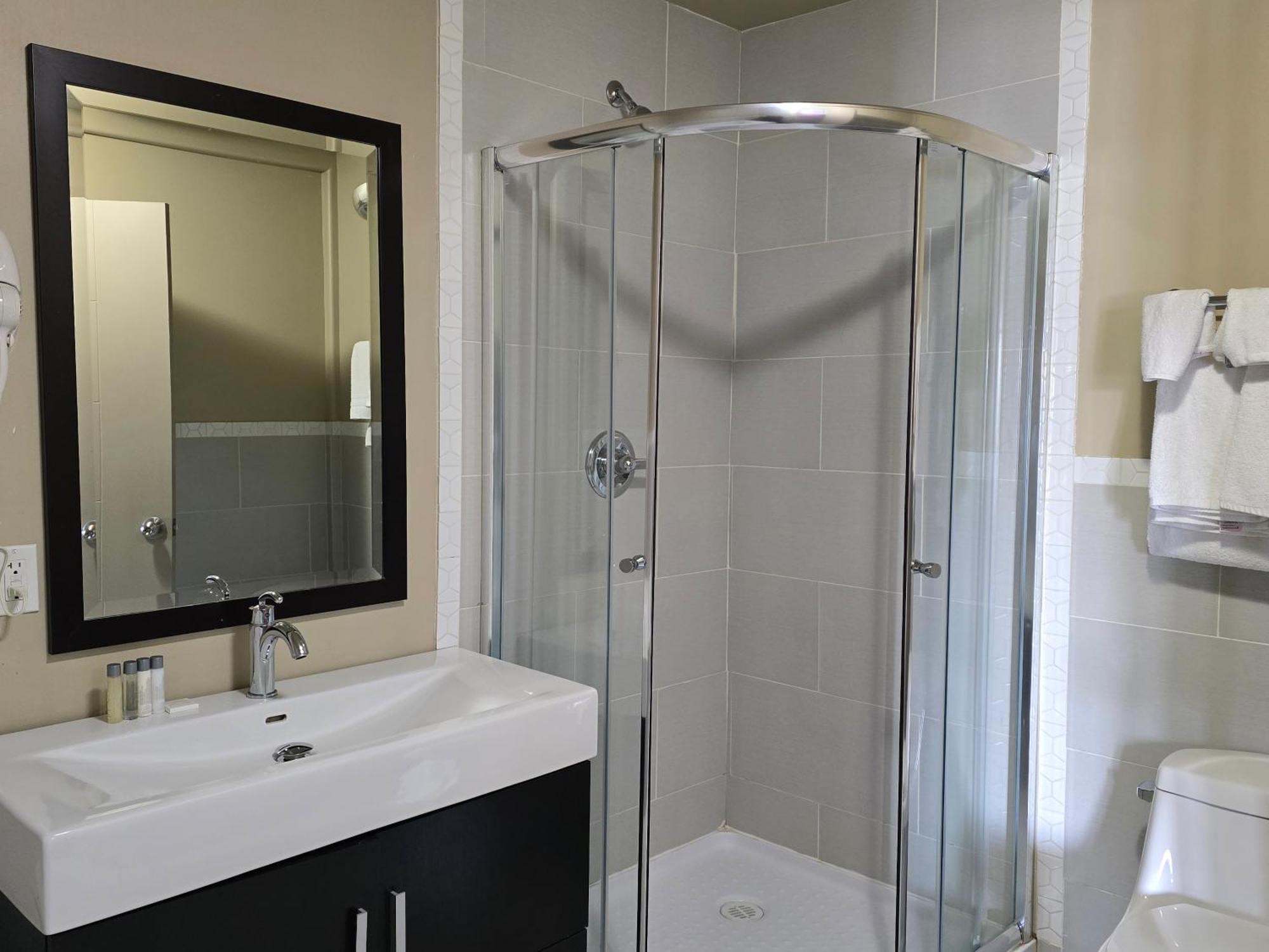Royal 2* Edmonton