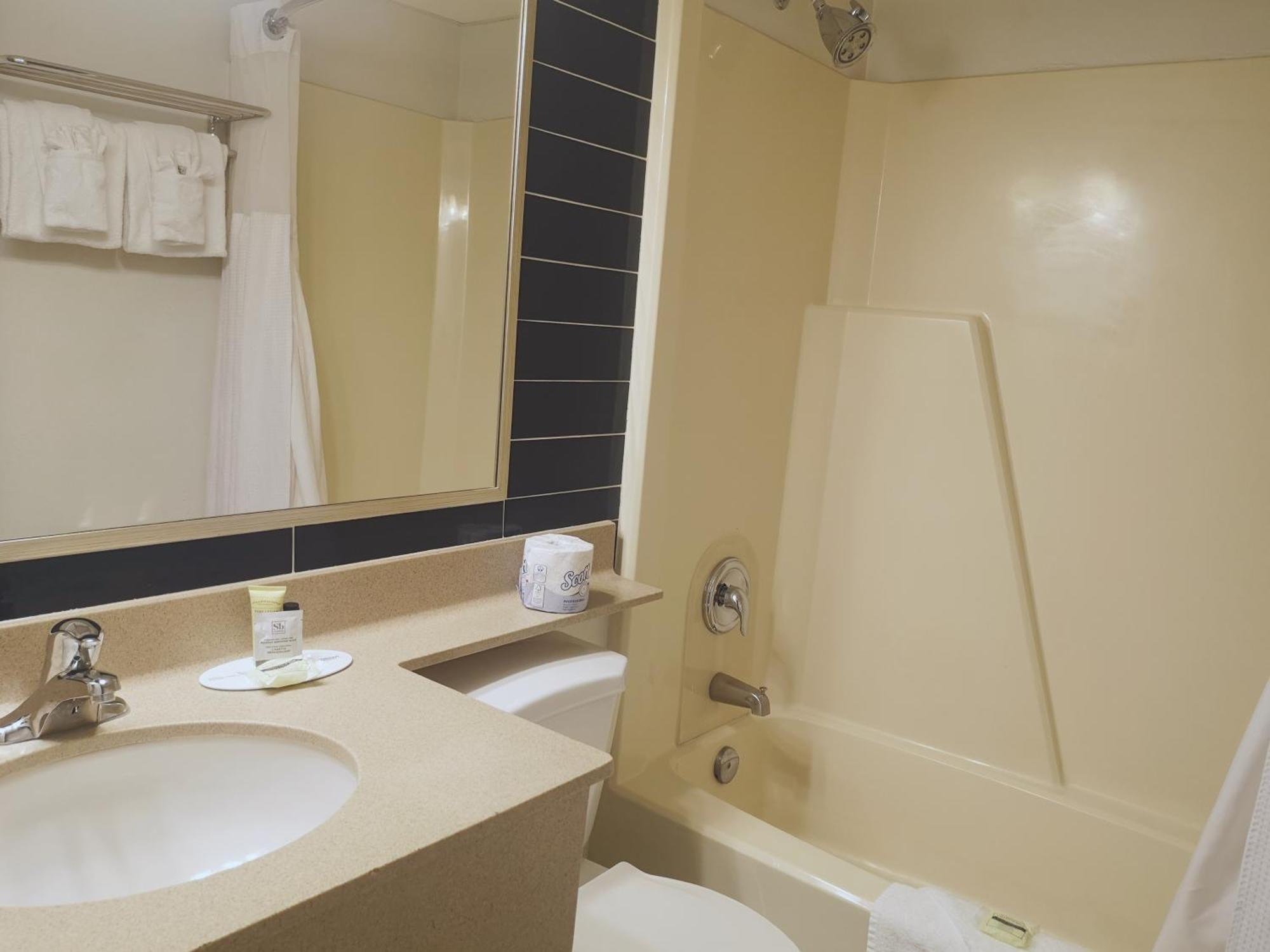Travelodge By Wyndham West Hotel Edmonton