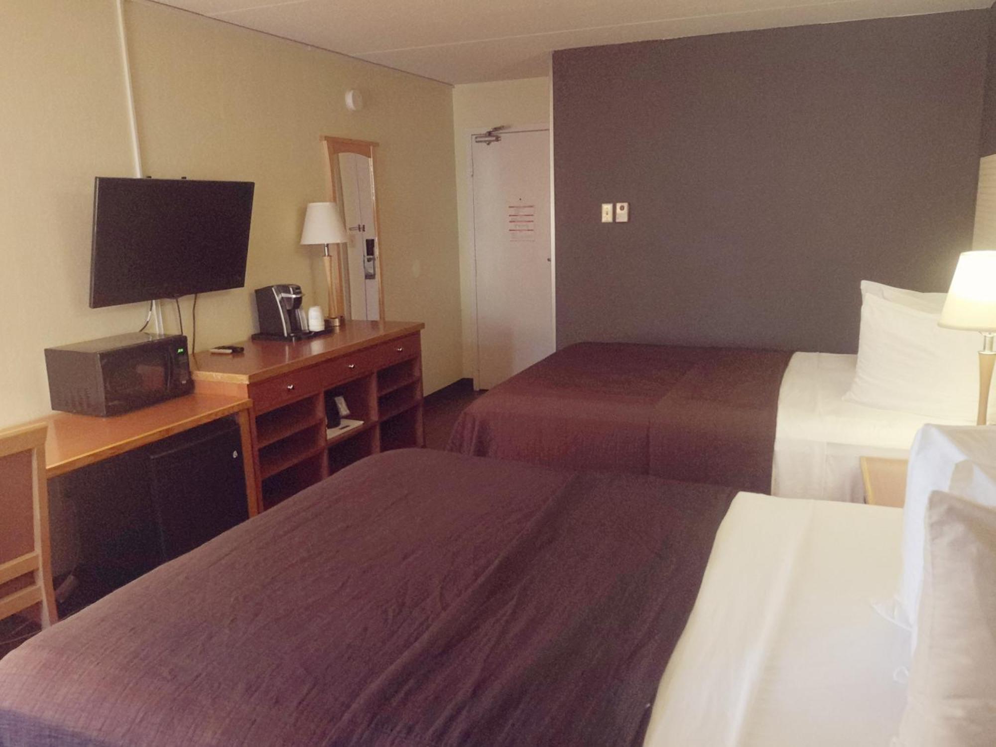 Travelodge By Wyndham West Hotel