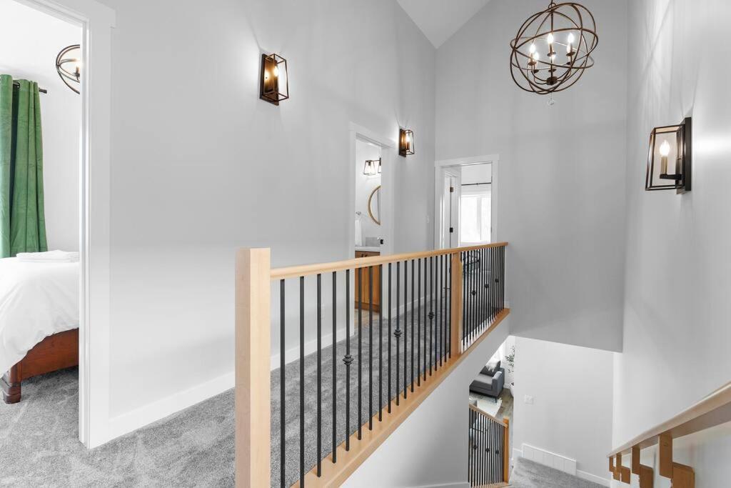 Modern Luxury - King Bed•arcade•wem•a/c Holiday home Edmonton