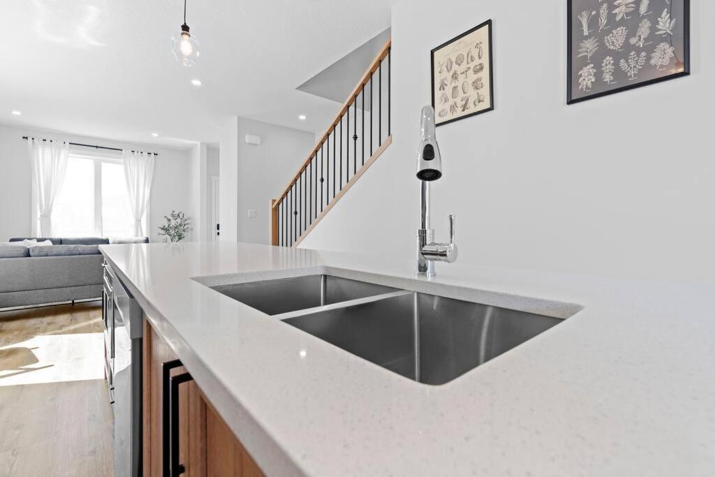 Modern Luxury - King Bed•arcade•wem•a/c Holiday home *