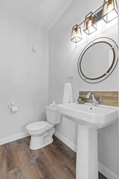 Modern Luxury - King Bed•arcade•wem•a/c * Edmonton