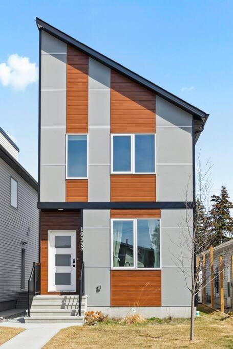 Modern Luxury - King Bed•arcade•wem•a/c Edmonton