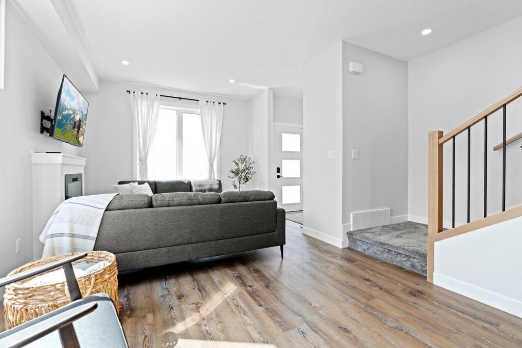 Modern Luxury - King Bed•arcade•wem•a/c * Edmonton