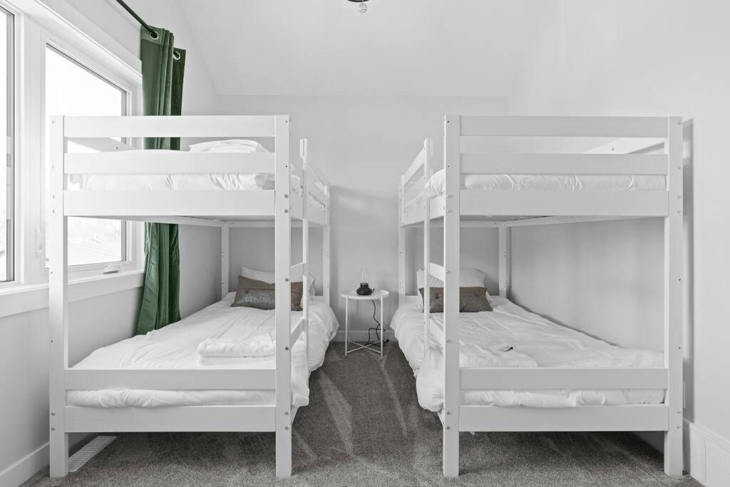 Modern Luxury - King Bed•arcade•wem•a/c Edmonton