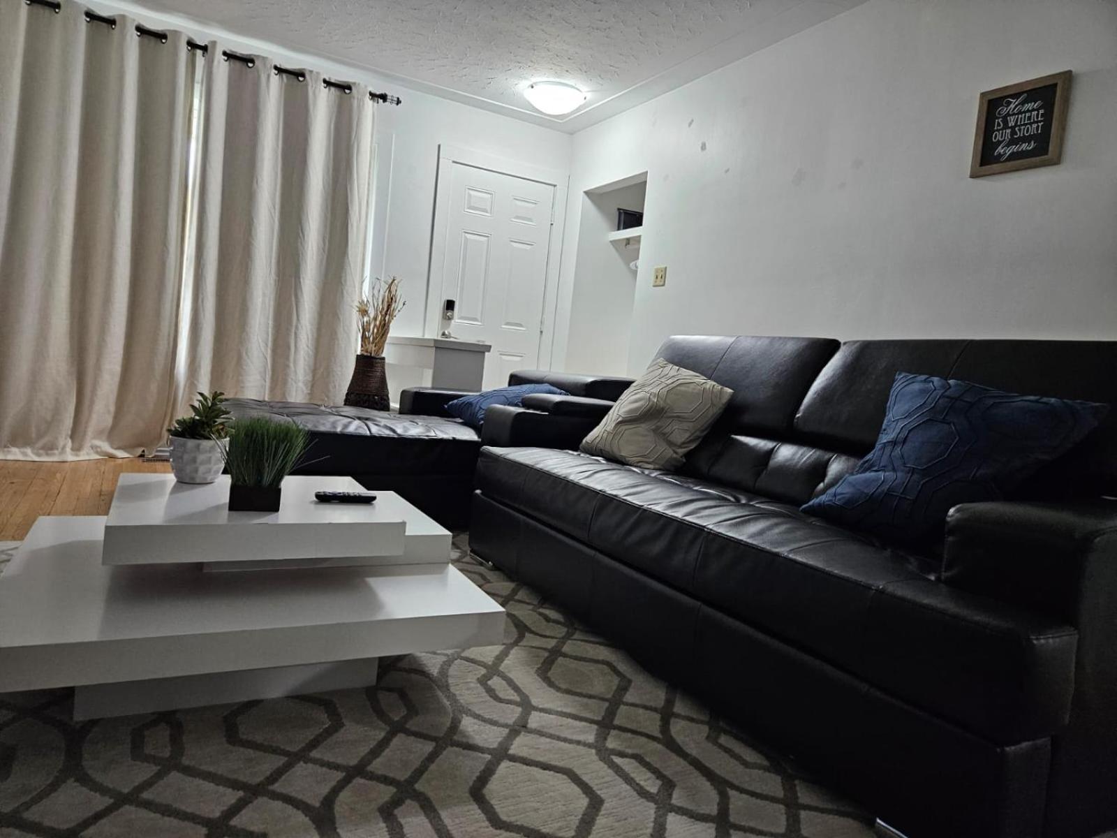 Apartment Pearl - 9 Mins From Roger's Place & 20 Mins From West Mall *