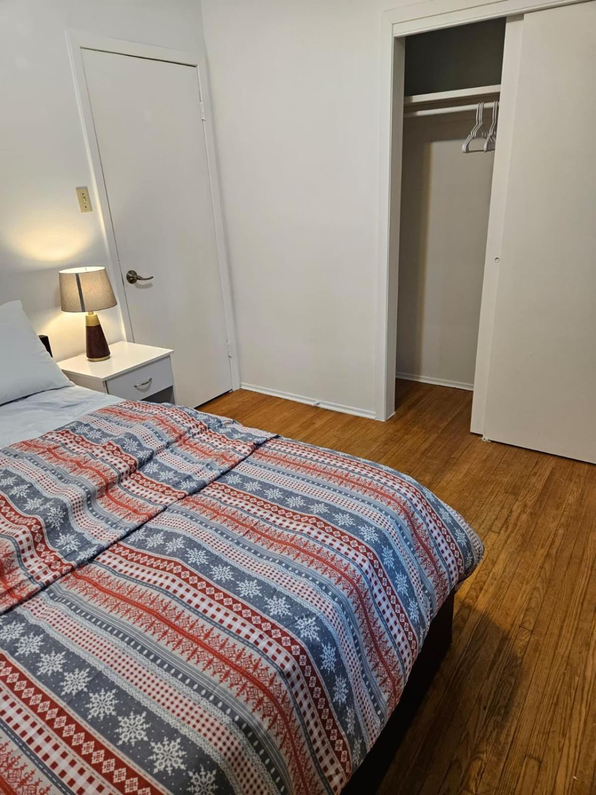 Pearl - 9 Mins From Roger's Place & 20 Mins From West Mall Apartment Edmonton