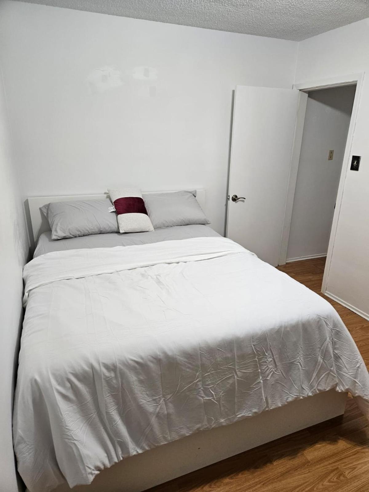 Pearl - 9 Mins From Roger's Place & 20 Mins From West Mall Apartment Edmonton
