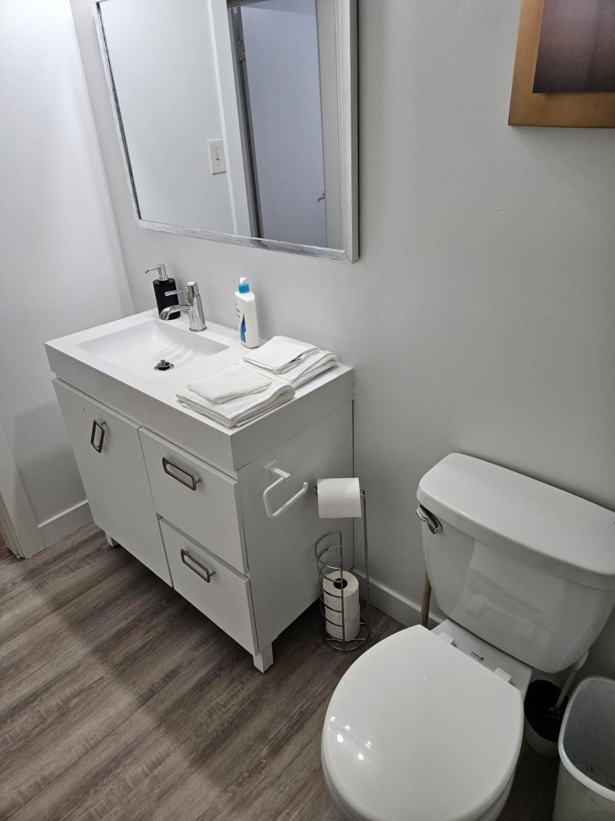 Pearl - 9 Mins From Roger's Place & 20 Mins From West Mall Apartment *