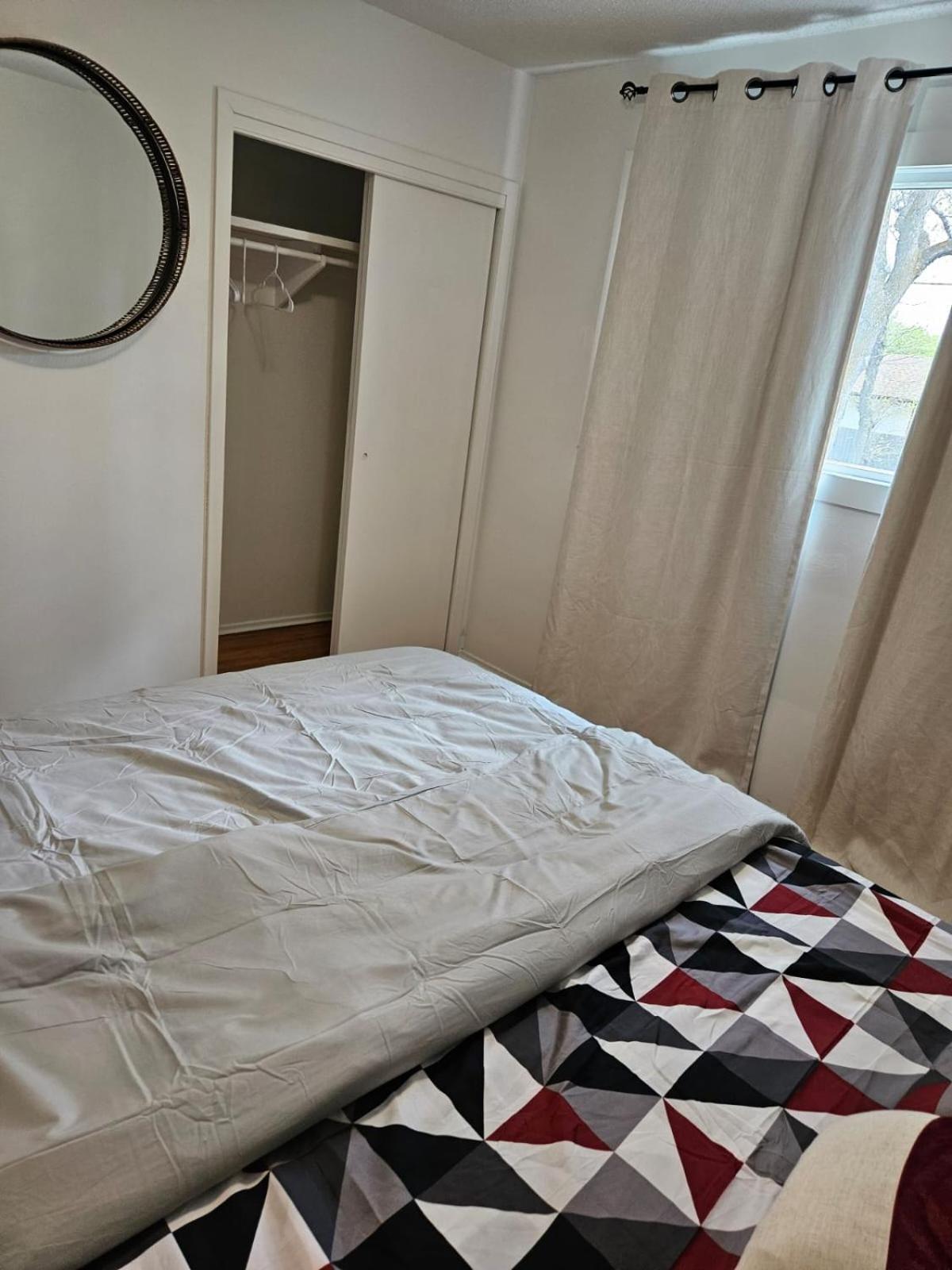 Pearl - 9 Mins From Roger's Place & 20 Mins From West Mall Apartment Edmonton