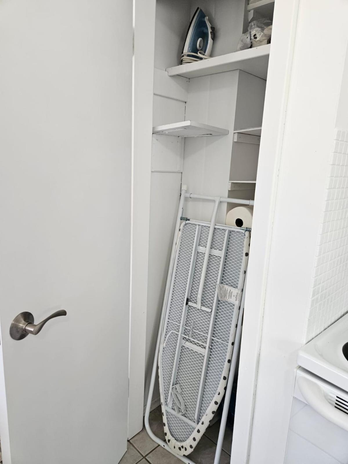 Apartment Pearl - 9 Mins From Roger's Place & 20 Mins From West Mall *