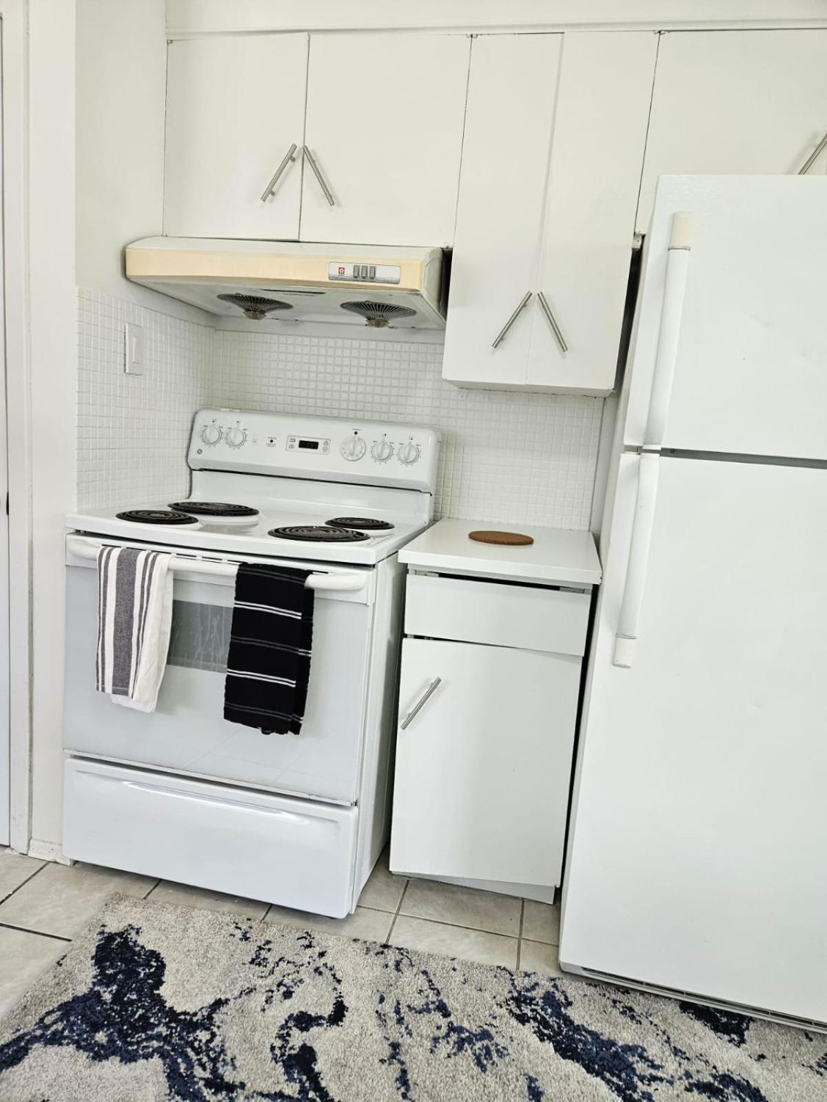 Pearl - 9 Mins From Roger's Place & 20 Mins From West Mall Apartment Edmonton