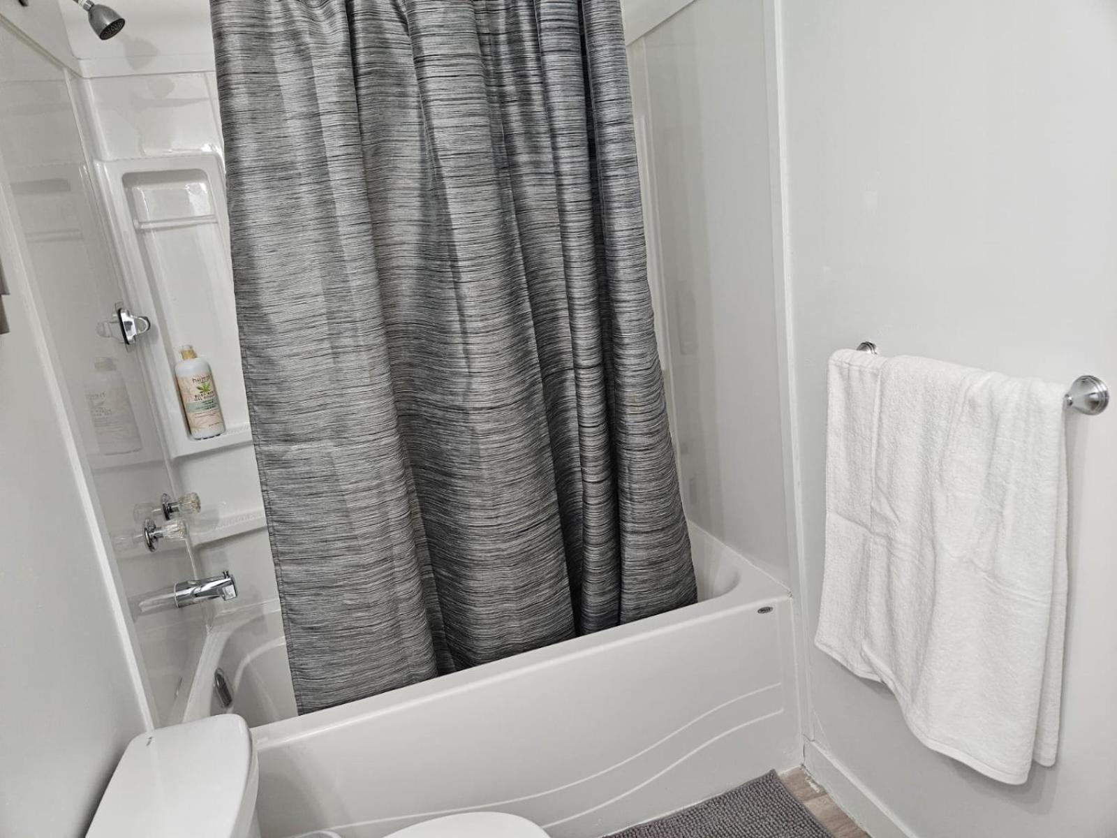 Apartment Pearl - 9 Mins From Roger's Place & 20 Mins From West Mall *