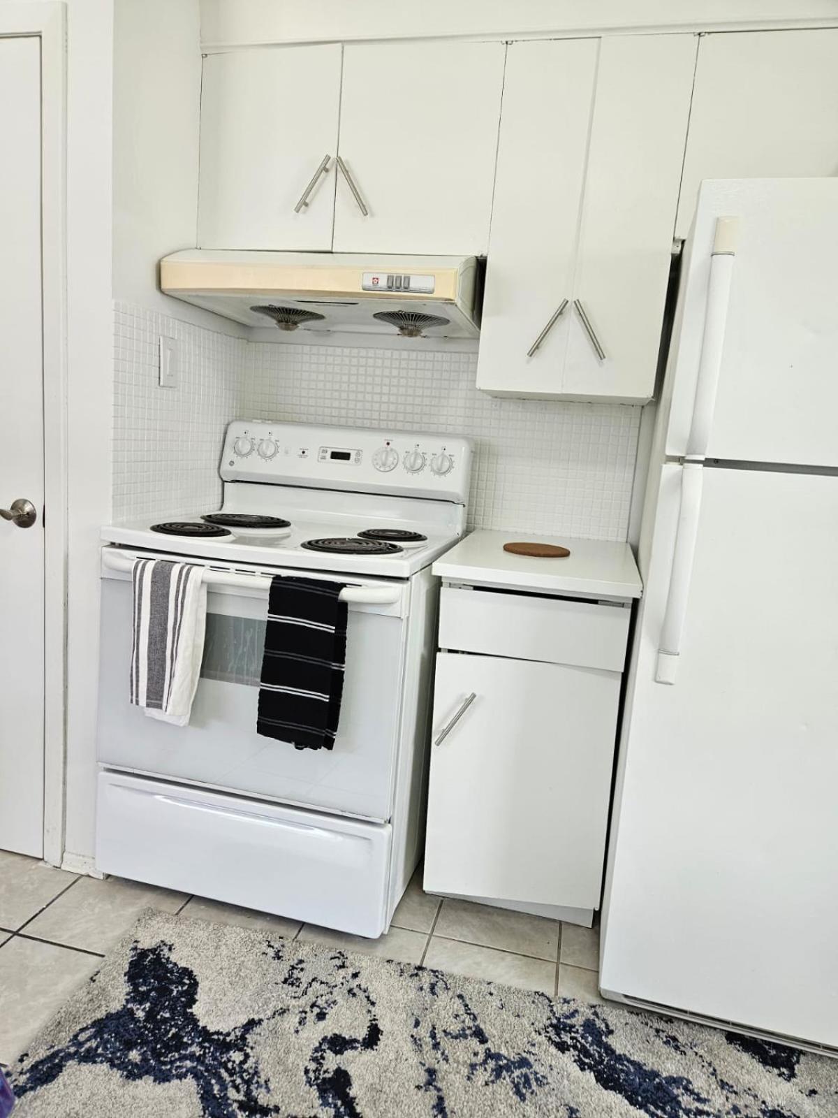 Apartment Pearl - 9 Mins From Roger's Place & 20 Mins From West Mall *
