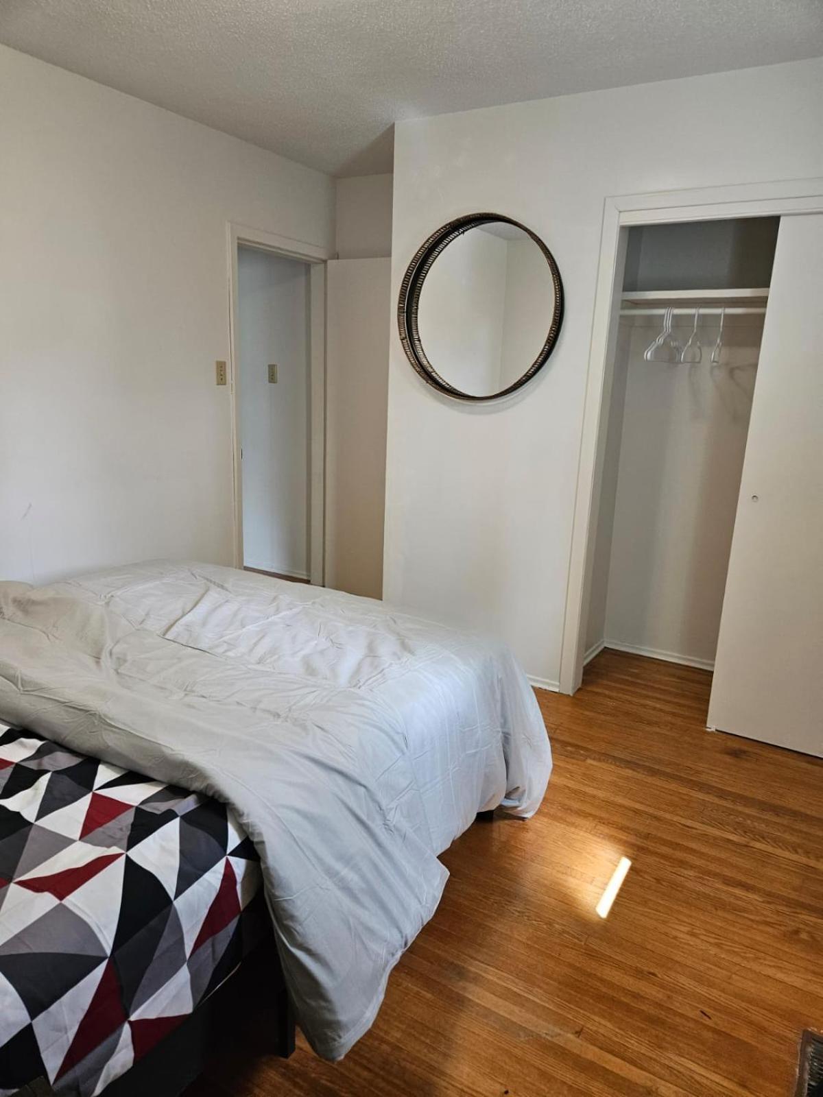 Pearl - 9 Mins From Roger's Place & 20 Mins From West Mall Apartment Edmonton