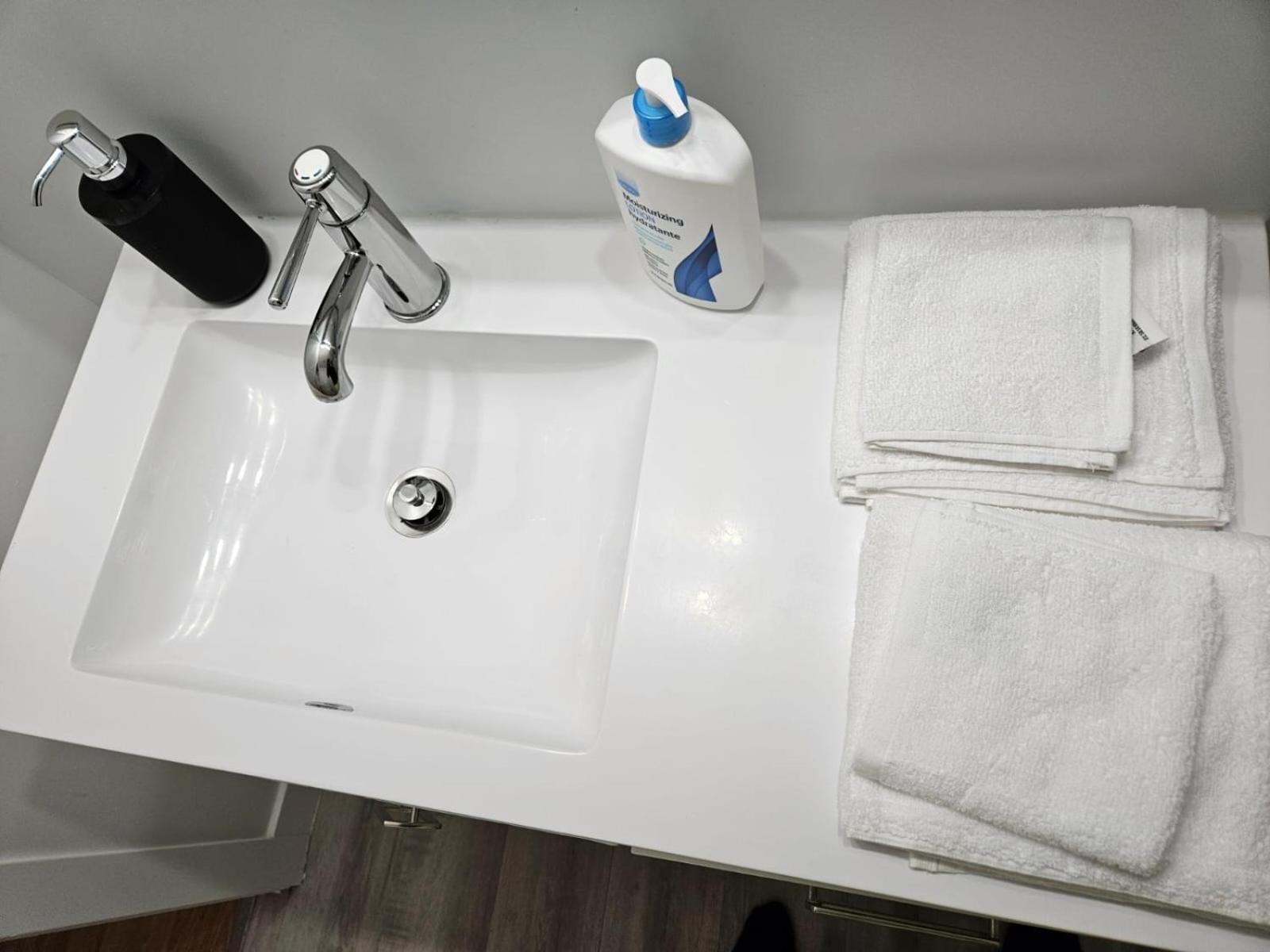 Pearl - 9 Mins From Roger's Place & 20 Mins From West Mall Apartment Edmonton