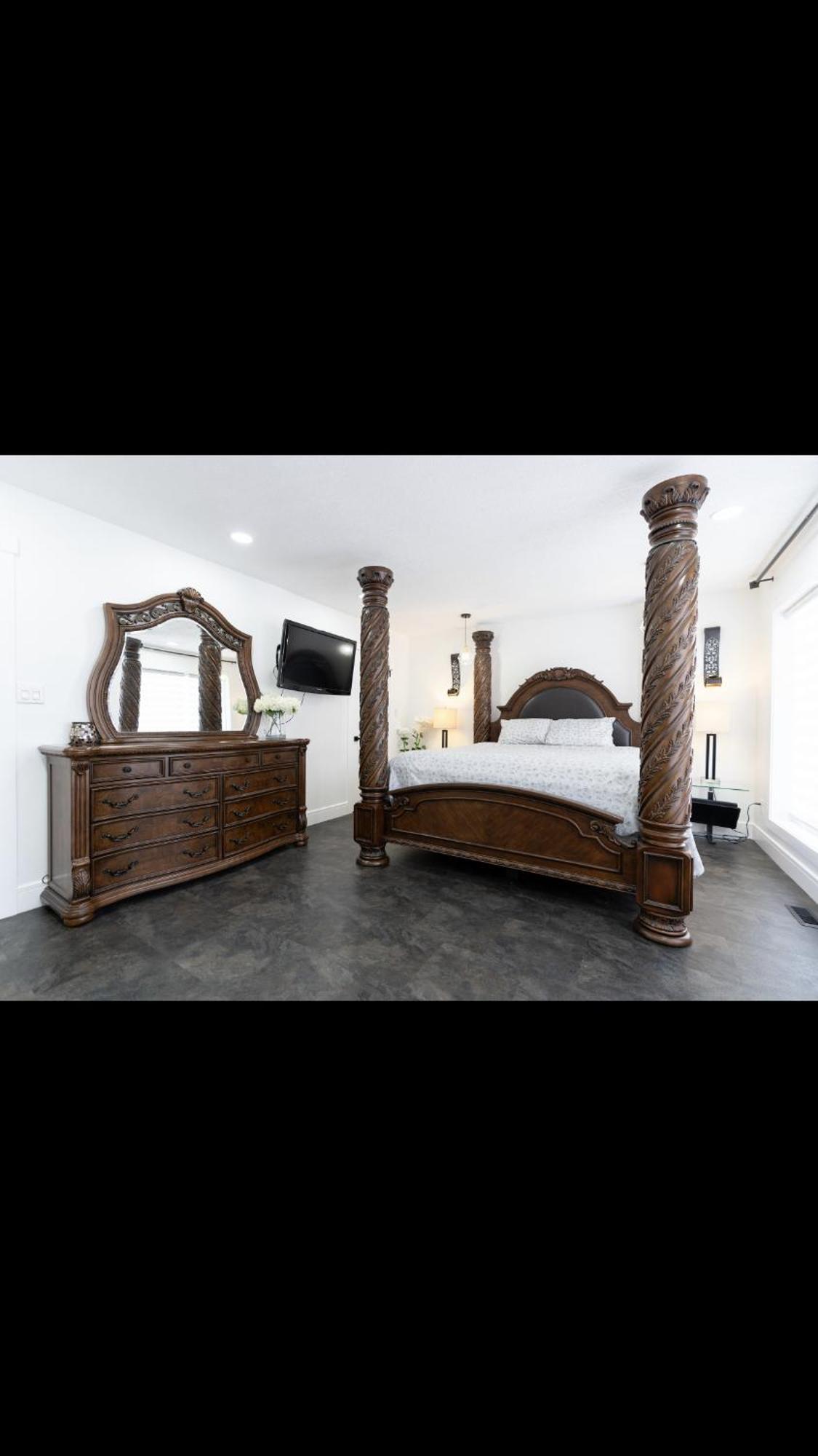 Modern And Luxury 3500 Sq Feet House Jetted Tub Over 10000 Sq Feet Lot * Edmonton