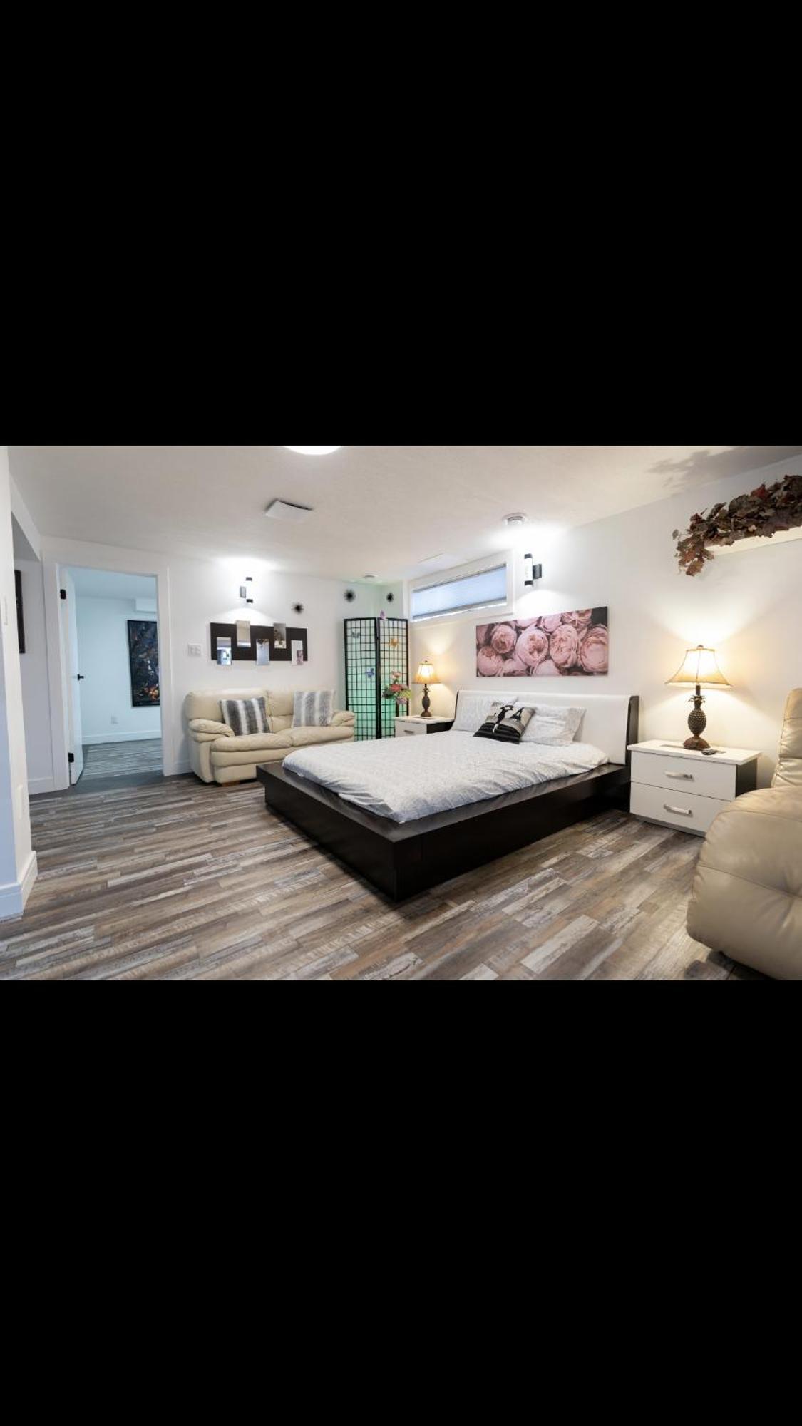 Modern And Luxury 3500 Sq Feet House Jetted Tub Over 10000 Sq Feet Lot * Edmonton