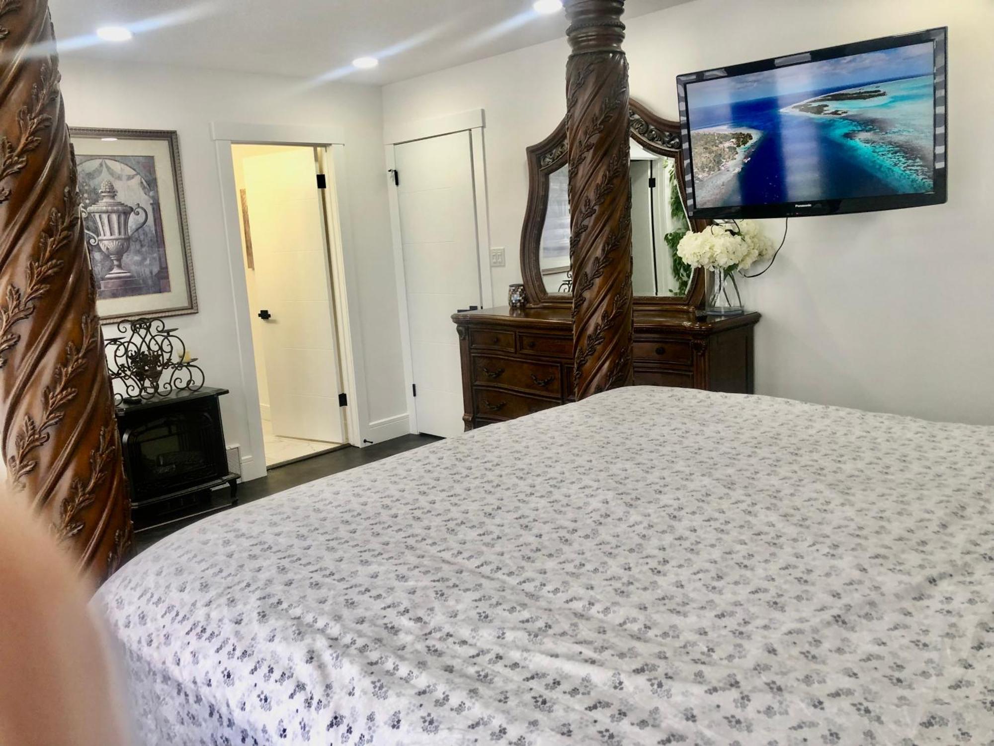 Modern And Luxury 3500 Sq Feet House Jetted Tub Over 10000 Sq Feet Lot Edmonton