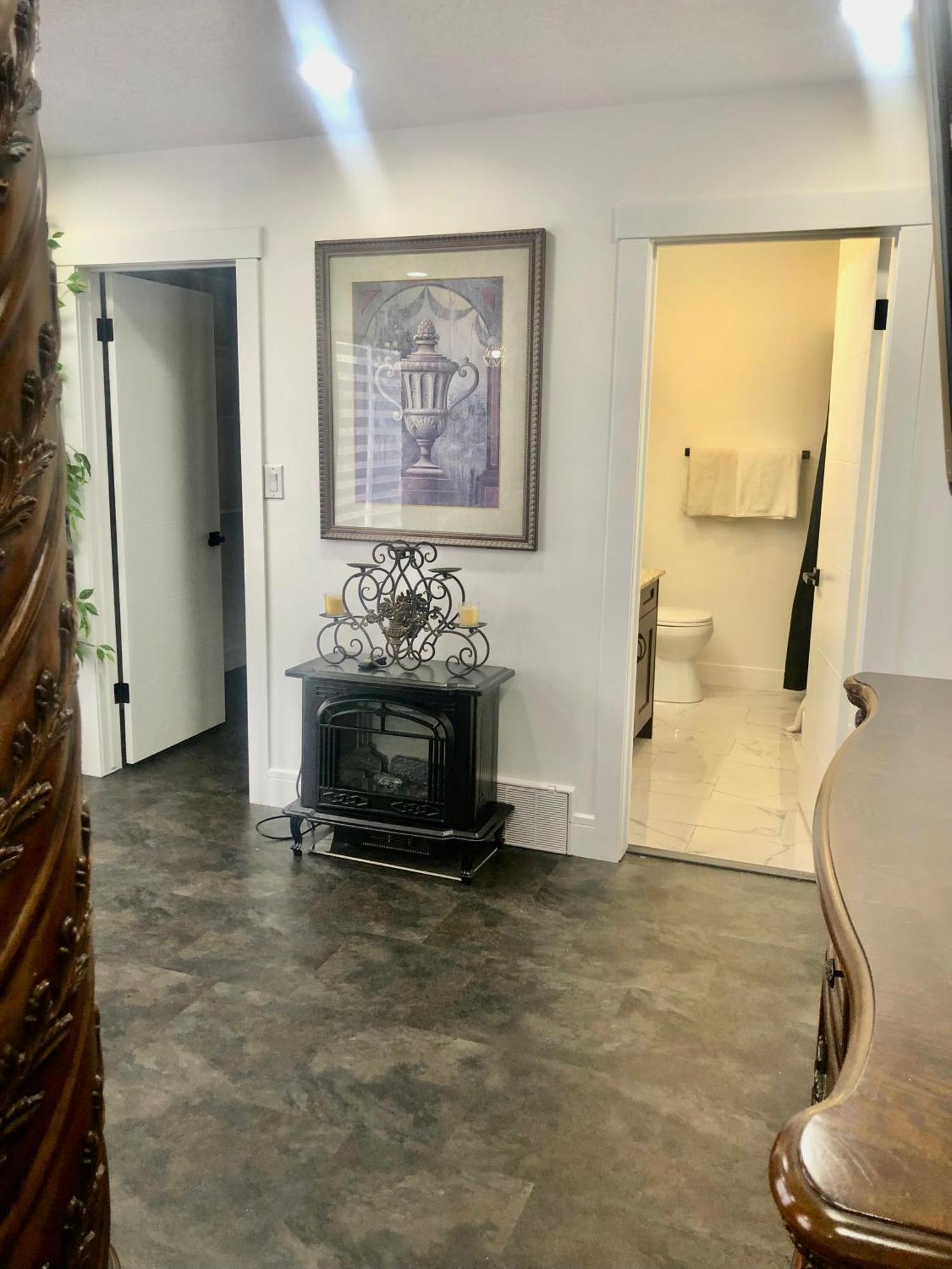 Modern And Luxury 3500 Sq Feet House Jetted Tub Over 10000 Sq Feet Lot * Edmonton