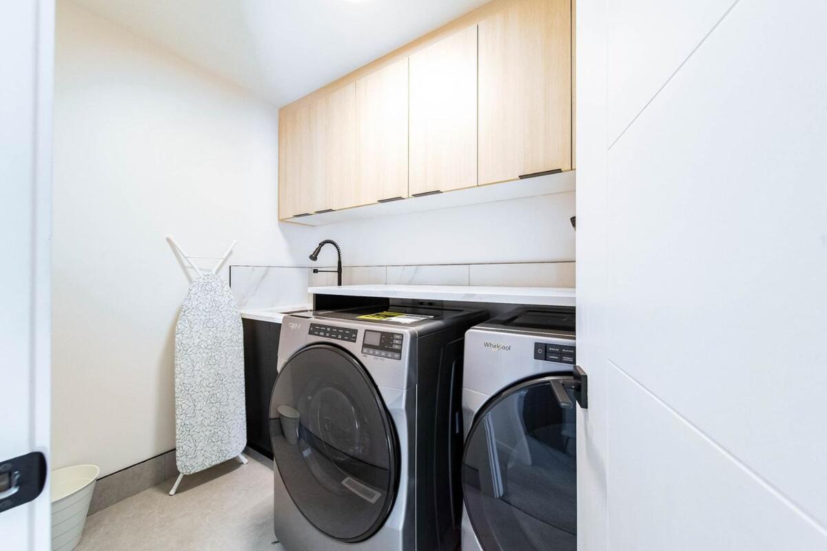 Apartment New-starry Nights Escape-king Bed-kids Secret Rm! Edmonton
