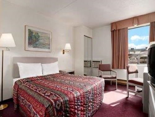 Travelodge By Wyndham West Hotel
