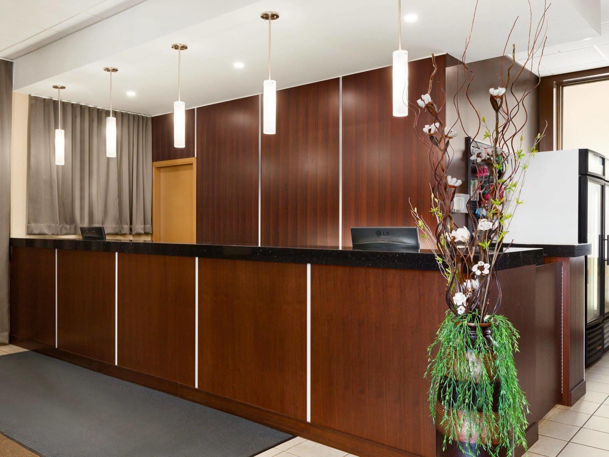 Travelodge By Wyndham West Hotel
