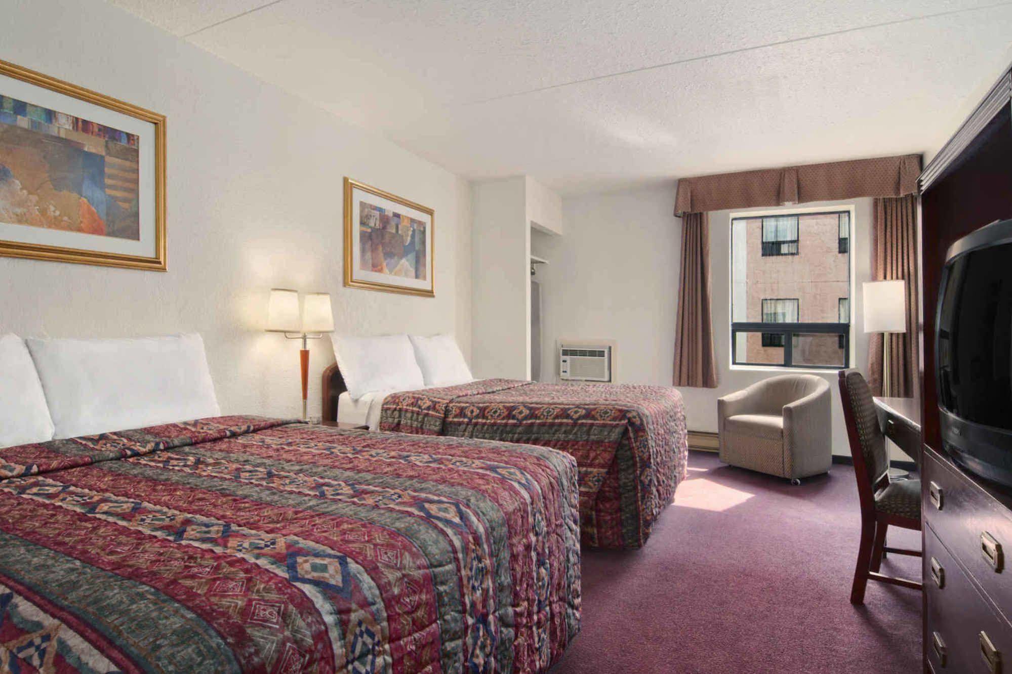 Travelodge By Wyndham West