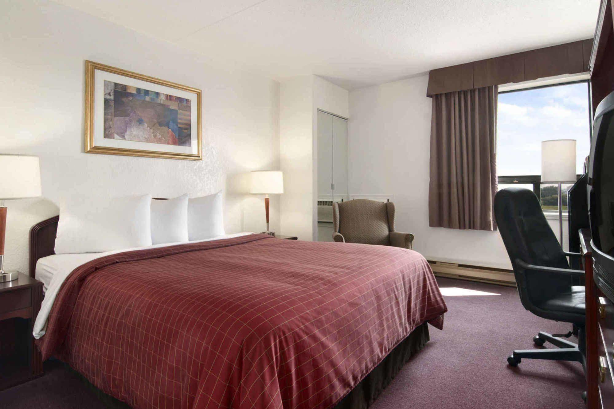 Travelodge By Wyndham West Hotel Edmonton