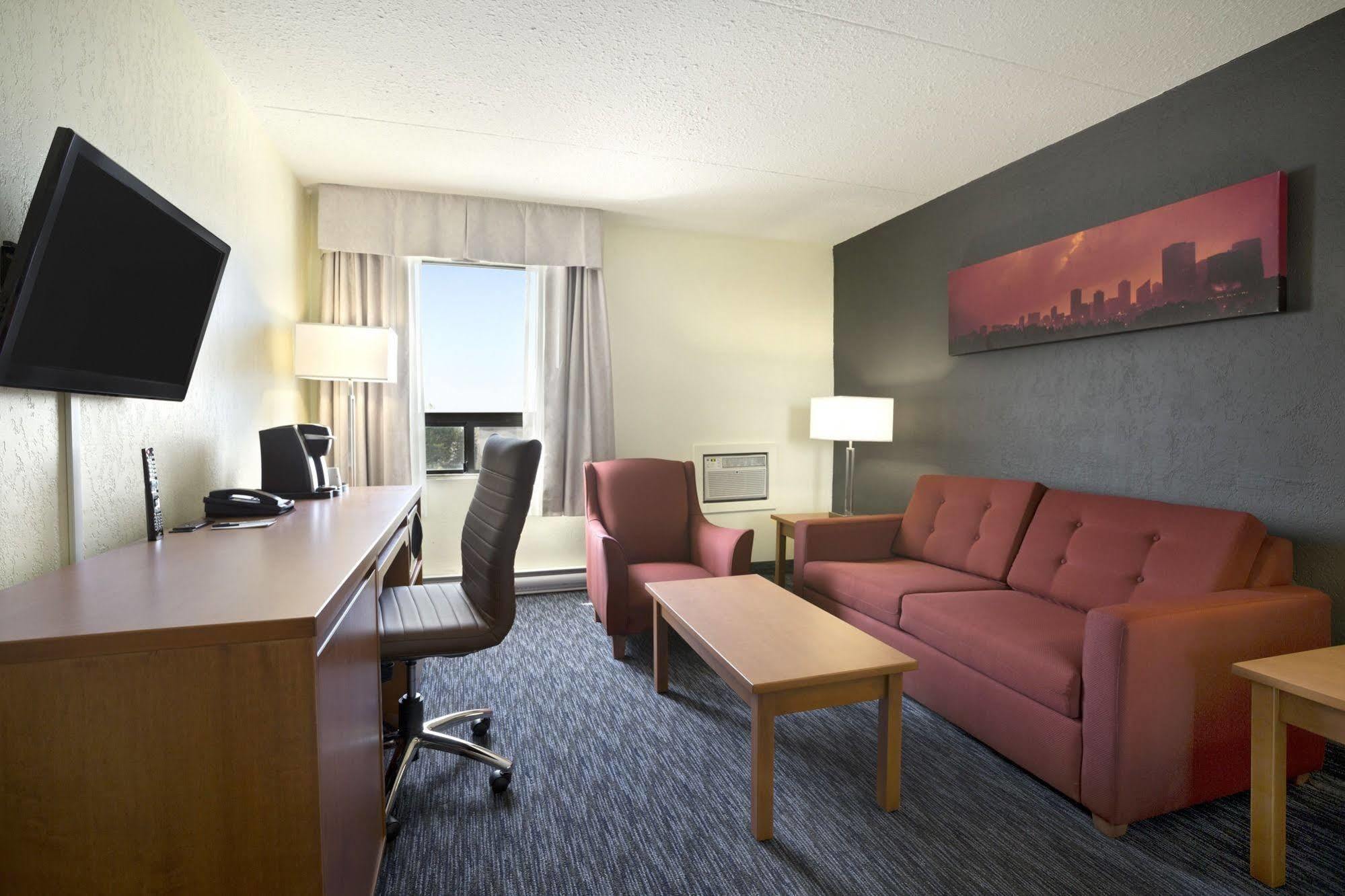Travelodge By Wyndham West Hotel
