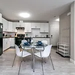 Bright Modern Suite, King Bed, Garage, Wifi!