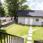 Bright Modern Suite, King Bed, Garage, Wifi!