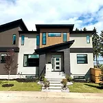 Bright Modern Home - King Bed - Free Parking - Fireplace - Fast Wi-Fi - Free Netflix